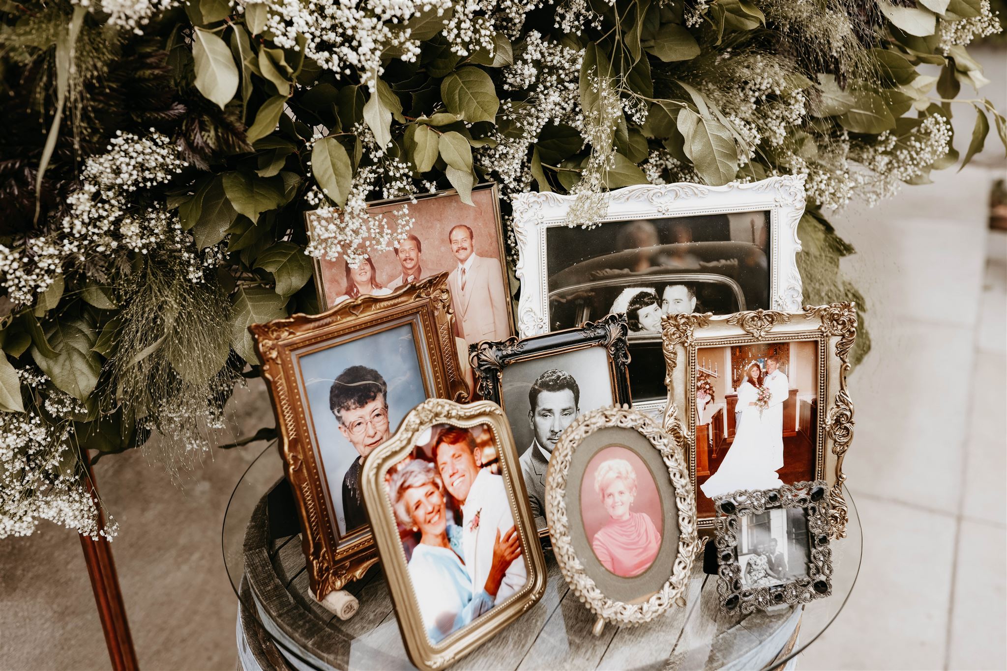 wedding decorations, photos of loved ones