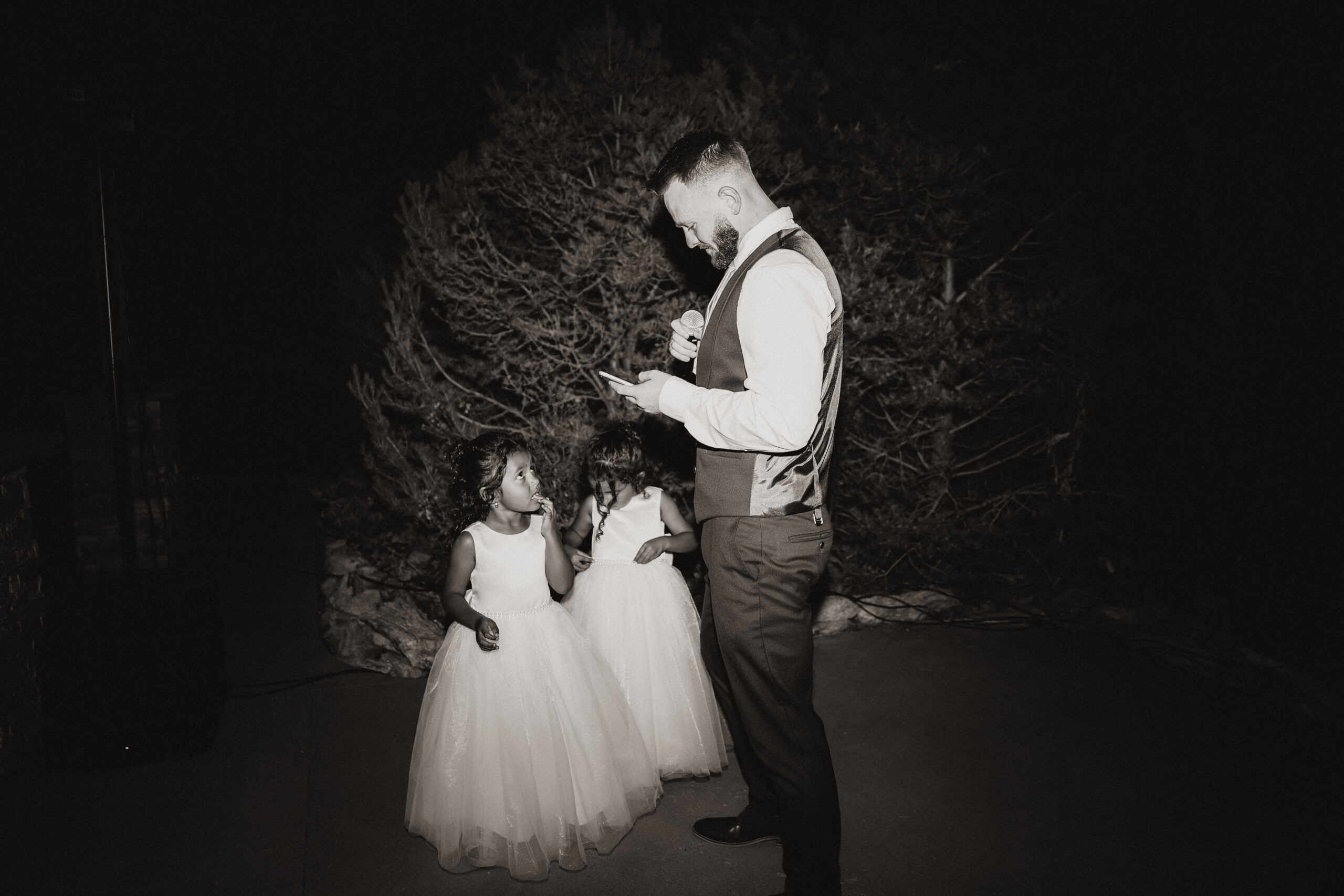 groom giving a speech with the twin daughters by him at outdoor wedding in Colorado