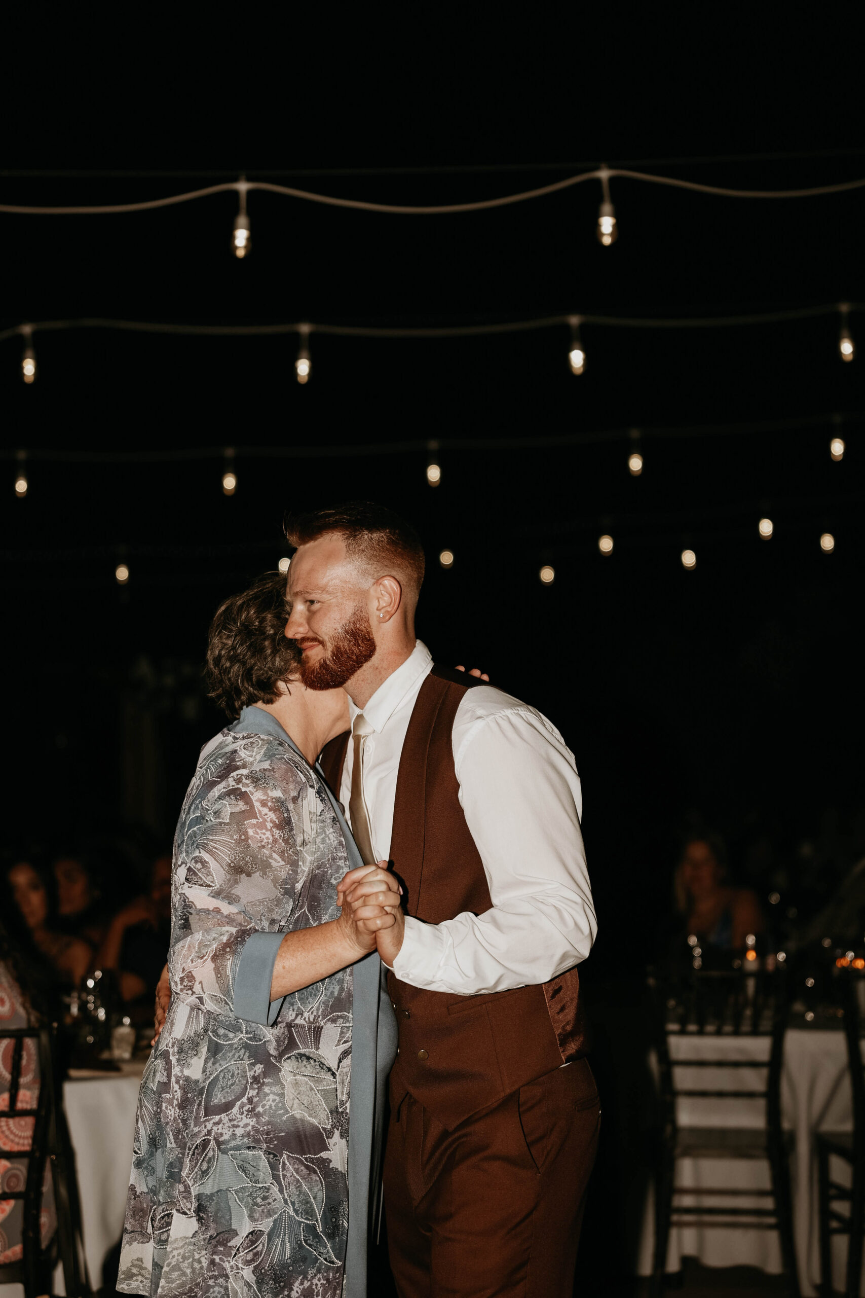 groom and mother dance