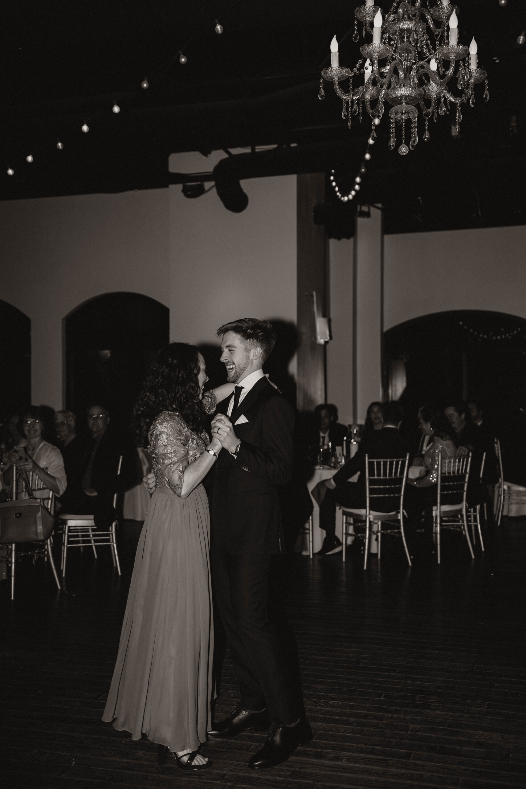 groom and mother first dance 