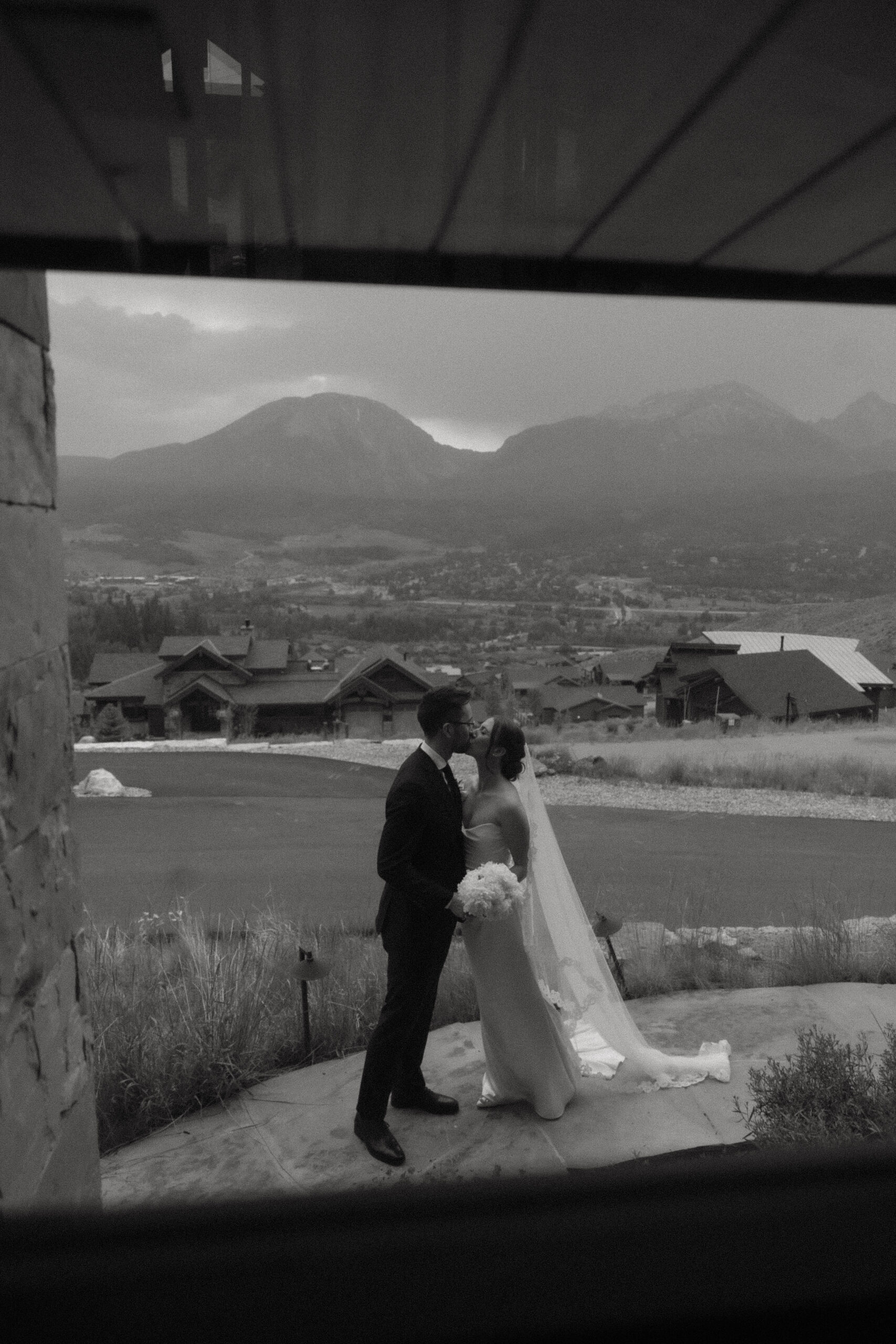 bride and groom kissing outside the airbnb for a Colorado micro wedding